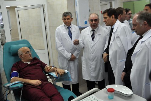 Вице-премьер Александр Жуков общается с пациентом диализного центра в Асбесте
