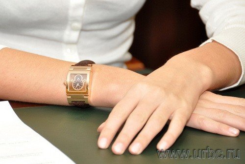Подарок жюри — часы стоимостью более 30 тыс евро «Мисс Россия» Ирина Антоненко использует по прямому назначению