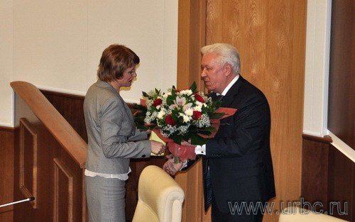Владимир Камский поздравляет Елену Чечунову с избранием председателем Облдумы