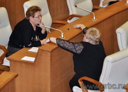Женсовет: Елена Ширина (сверху) и Галина Артемьева пользуются перерывом, чтобы пообщаться