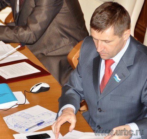 Депутат-коммунист Евгений Артюх не оставляет привычки рисовать, даже сидя в президиуме