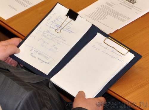 Депутат от КПРФ Владимир Коньков заносит в свой блокнот самое важное