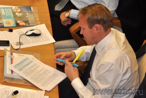 Пока коллеги говорили о правах человека, депутат от «Единой России» Сергей Чепиков развлекался с цветными фломастерами