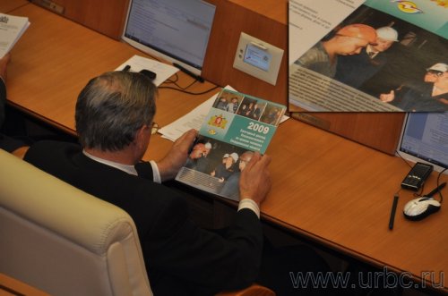 Парламентарии с интересом разглядывают «спящего рабочего» на обложке доклада Татьяны Мерзляковой