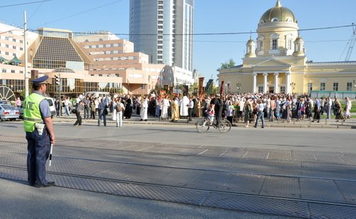 Во время крестного хода в Екатеринбурге разбилась икона «Неупиваемая чаша» (есть фото)