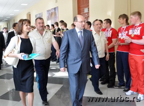 Для встречи московских гостей в коридоре УрГГУ выстроились все университетские спортсмены