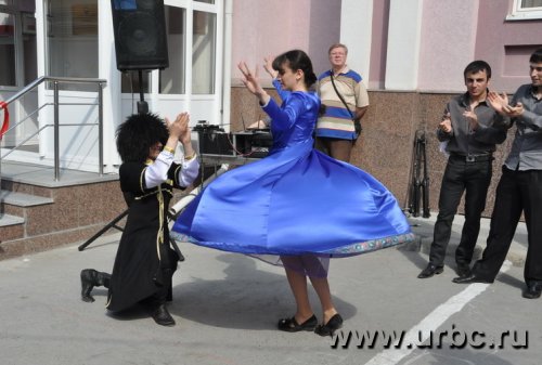 Генконсульство Азербайджана в Екатеринбурге начало работу с шампанского и танцев