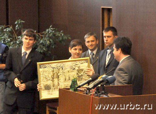 На прощание студенты подарили Николаю Винниченко картину неизвестного автора