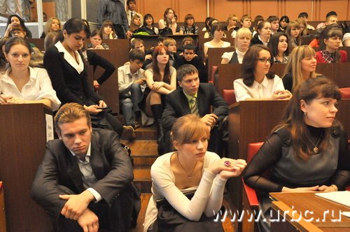 Студенты УрАГС были готовы сидеть на полу, лишь бы посмотреть на полпреда Президента РФ в УрФО