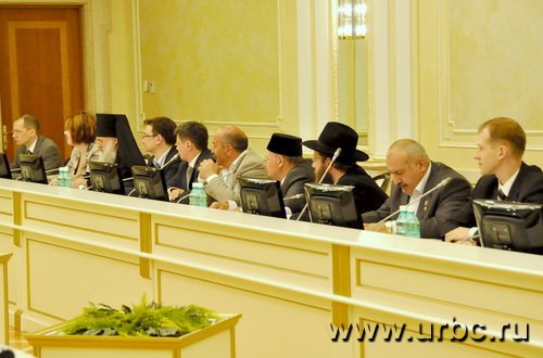  Гости как завороженные слушали вступительное слово Александра Мишарина