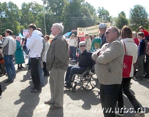Участники митинга протеста в Берёзовском