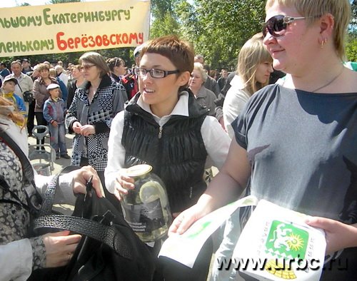 Наклейки с гербом Берёзовского бойко продавали по цене 10 рублей за штуку