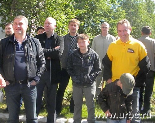 Глава Берёзовского Вячеслав Брозовский (справа) на митинге выступать не стал