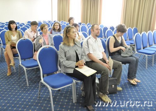 Представители «Онегина» настойчиво предлагали гостям испытать комфорт конференц-залов на себе
