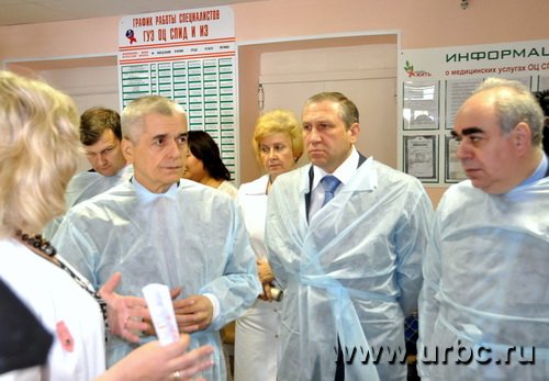В прогулке по центру профилактики ВИЧ Геннадия Онищенко сопровождали Виктор Миненко (в центре) и Аркадий Белявский (справа)
