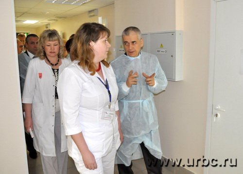 По пути из кабинета в кабинет Геннадий Онищенко успевал рассказывать свердловским врачам об опыте их московских коллег