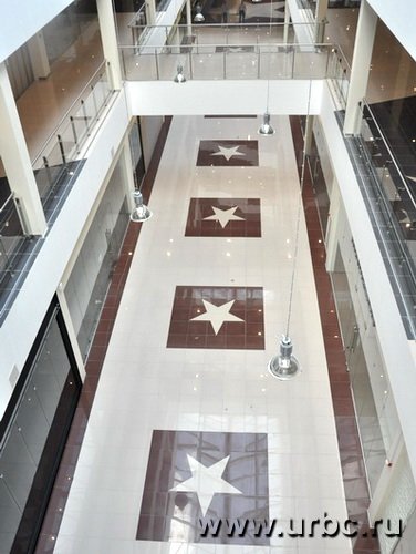«Звездный интерьер» нового торгового центра больше напоминает голливудскую Аллею славы