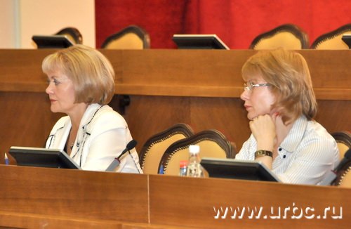 Елена Чечунова и Людмила Бабушкина вместе со всеми конспектировали выступление губернатора
