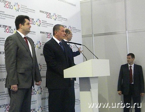 Заместитель председателя правительства РФ Игорь Сечин задержал церемонию открытия «Иннопрома» на 1,5 часа