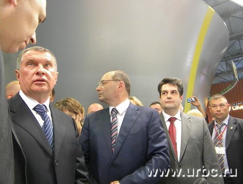 Вице-премьер РФ  Игорь Сечин ознакомился с экспонатами выставки