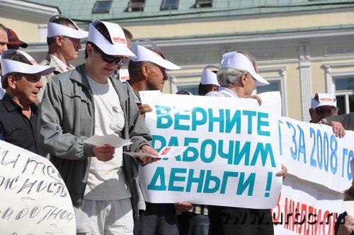 Работники Екатеринбургского мясокомбината, требуя погасить долги по зарплате, вышли на улицы