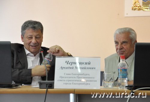 Аркадий Чернецкий и Александр Татаркин (справа) ищут выход из транспортного коллапса даже в перерывах между совещаниями