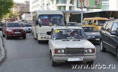 На улицах Екатеринбурга работают около сотни крупных и мелких частных такси