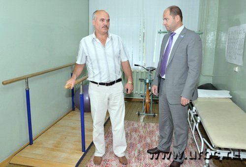 Депутату показали зал лечебной физкультуры с оборудованием из прошлого века
