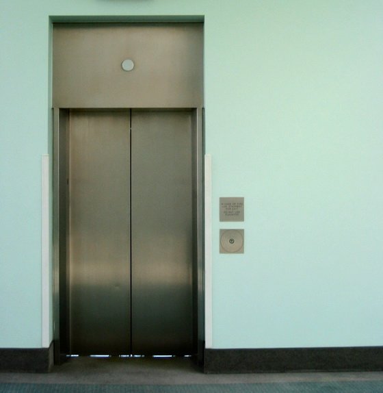 Страховые компании в кризис готовы зарабатывать даже на лифтах. Фотография предоставлена сайтом www.morguefile.com