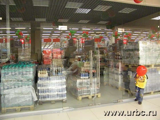 Пока что пустующими площадями «КомсоМОЛЛа» пользуется гипермаркет «Карусель», приспособив метры под склад
