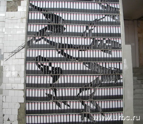 Стена из офисных разорванных папок московского художника Алекса Булдакова