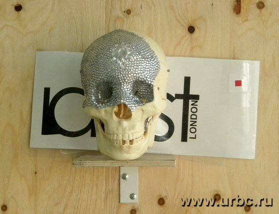 Копия бриллиантового черепа художника Дэмиена Херста на уральской биеннале