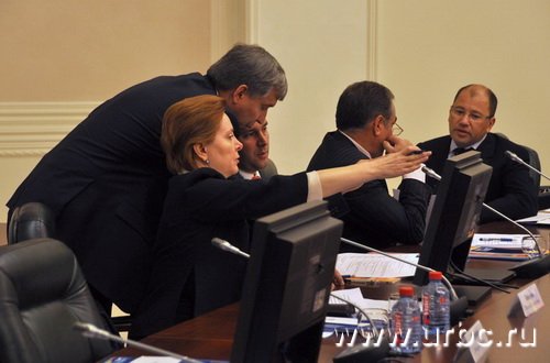 Уральские губернаторы заочно знакомили своих коллег с представителями украинской делегации, сидевшими за столом напротив