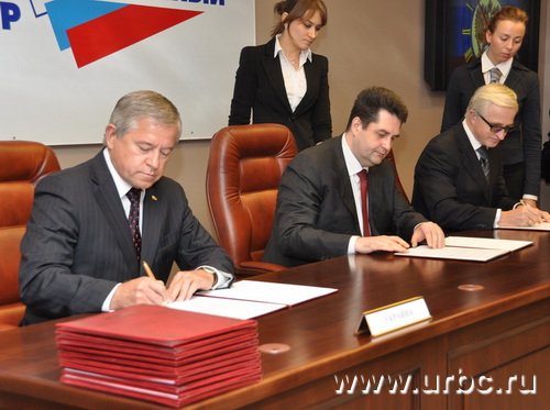Пример сотрудничества губернаторам подали Анатолий Кинах (слева), Николай Винниченко и Александр Шохин (справа), первыми подписавшие рамочные соглашения