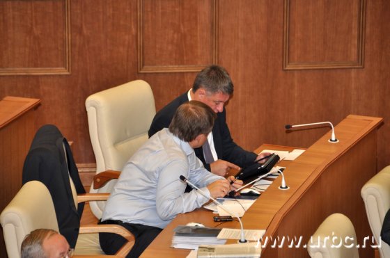 Депутаты из «Единой России» увлеченно изучали недавно приобретенный iPad, пока не лицензированный к продаже в России