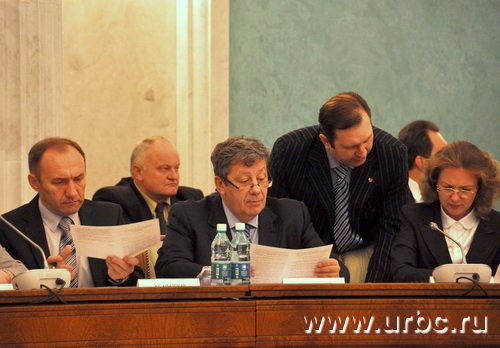 Аркадий Чернецкий (в центре) вступил в борьбу за бюджет, едва услышав намек на очередной отрицательный трансферт