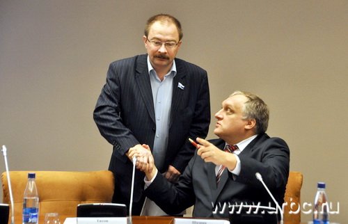 Кирилл Баранов (слева) и Дмитрий Шадрин (справа) заявили, что не готовы подписывать друг с другом соглашение о честных выборах