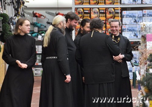 Служители РПЦ предпочли банкету предрождественский шопинг