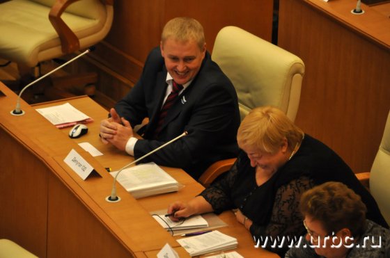 Депутатам Облдумы пришлось сегодня потесниться в зале заседаний и занять непривычные места. Андрей Альшевских пересел поближе к веселым дамам