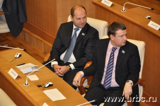 Лидер фракции «Справедливая Россия» Илья Гаффнер (слева) стал одним из тех, кто открыто заявил о своей поддержке кандидатуры Аркадия Чернецкого