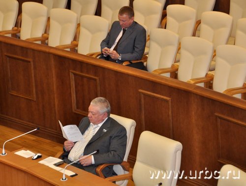 Представитель мэрии Екатеринбурга Сергей Тушин (на заднем плане) сегодня контролировал процесс ухода своего руководителя и в городской Думе, и в Законодательном Собрании