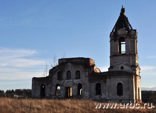 На пути от Алапаевска в Махнёво до сих пор стоят разрушенные и заброшенные храмы