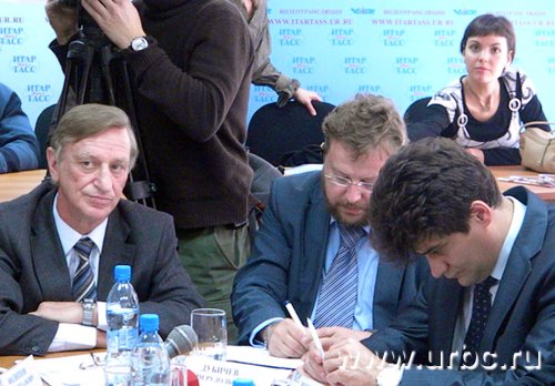 Один из руководителей администрации Александра Мишарина Вадим Дубичев (в центре) не теряет надежды на возрождение династии Романовых