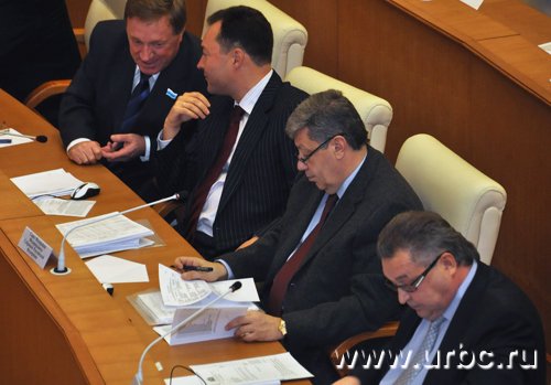 На заседании  Аркадий Чернецкий впервые появился в качестве представителя Совета Федерации. В течение всего обсуждения он тщательно изучал бюджетные документы