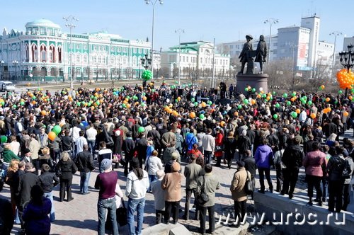 На митинг против идеи строительства храма в центре Екатеринбурга, поддержанной Александром Мишариным, вышли тысячи горожан