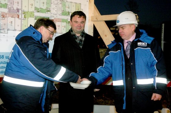 Свердловского министра Михаила Жеребцова (в центре) активизация финских строителей откровенно радует