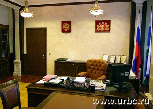 Сенатор Чернецкий продемонстрировал журналистам свой кабинет в областном правительстве