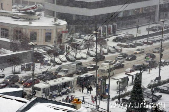 Снегопады заставили екатеринбуржцев почувствовать себя москвичами: наконец-то можно часами стоять в пробках и не извиняться за опоздание на деловую встречу
