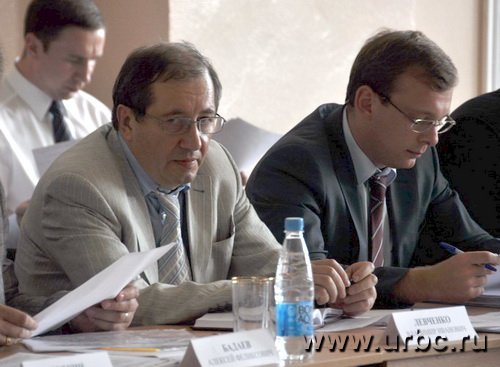 Владимиру Левченко (слева) предстоит на деле испытать степень доверия своего соратника — губернатора Александра Мишарина