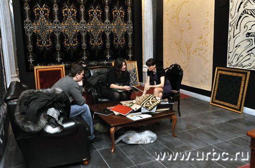 Владельцы немногочисленных бутиков в галерее «Архитектор»  общаются с клиентами в формате диванных посиделок